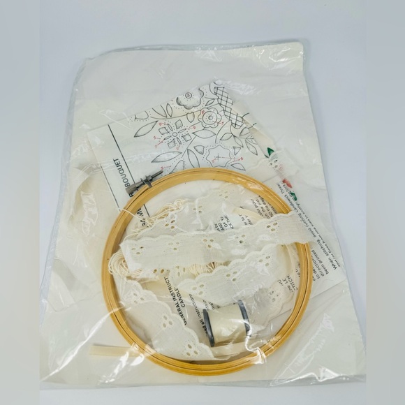 Creative Circle Memory Bouquet 0834 Candlewicking Embroidery Kit 13718 1984 NOS - Picture 6 of 6